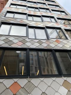 Rehub har vært involvert i ombyggingen av Kristian Augusts gate 13. Fasadeplatene i metall ble hentet fra Lambertseter sykehjem i Oslo og skåret til på byggeplassen. Foto: Terje Elvsaas, Rambøll.