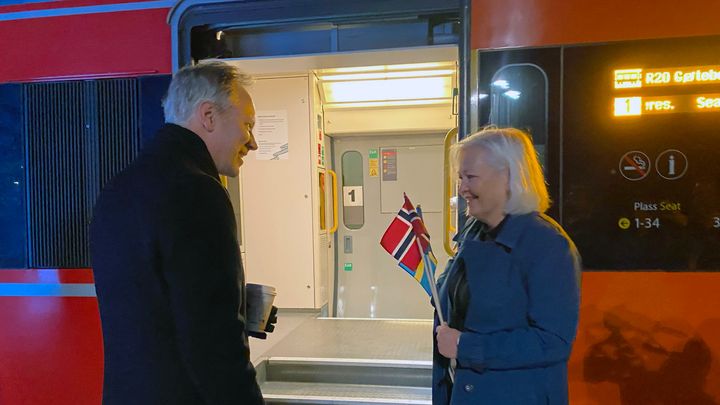 Samferdselsminister Jon-Ivar Nygård utenfor det første toget til Gøteborg etter pandemien. Her i samtale med konsernsjef Gro Bakstad i Vy (Foto: SD).
