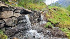 Tørrmurte stikkrenner satt i stand på den gamle måten, på Vårstigen i Oppdal. Foto: Ann Kristin Engh, Statens vegvesen
