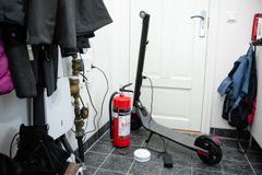 Lad el-sparkesykkelen på et ikke brennbart materiale og ha røykvarsler og gjerne et slokkaapparat i nærheten.