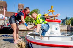 Populær Eliasbåt. Barna elsker å seile med den lille redningskøyta. Foto: Bo Mathisen