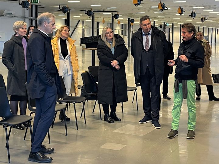 Statsminister Jonas Gahr Støre i samtale med blant andre Tore Enger (th), administrerende direktør for TECO2030, under besøk i Narvik tirsdag 1. mars. (Foto: NHO)