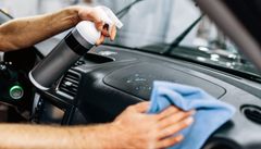 Noen deler er viktigere å vaske grundig. Det gjelder spesielt ratt, girspak, knapper og dørhåndtak innvendig og utvendig. Rett og slett alt du berører mye når du er ute og kjører. (Foto: Colourbox)
