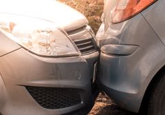 I løpet av 2017 mottok forsikringsselskapene i Norge 155 skademeldinger per dag om påkjørte parkerte biler. Foto: iStock.