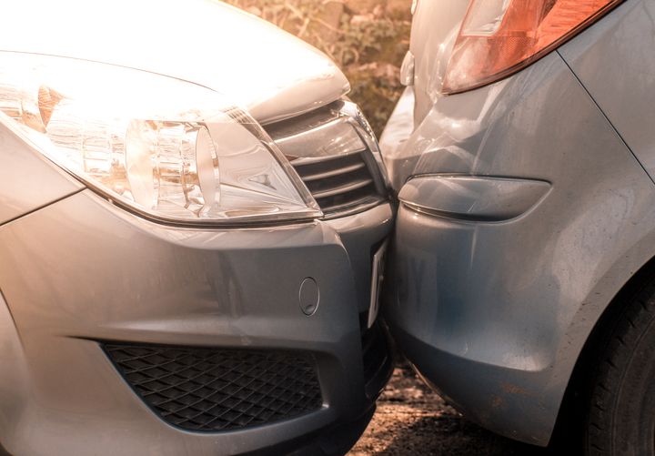 I løpet av 2017 mottok forsikringsselskapene i Norge 155 skademeldinger per dag om påkjørte parkerte biler. Foto: iStock.