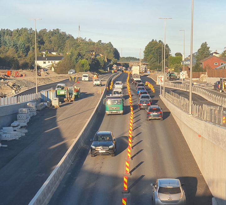 Trafikken har gått tett under den nye rundkjøringen på Sandsli. (Foto: Hanne Anette Norheim/Statens vegvesen)