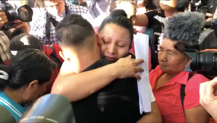 Omfavnet av sønnen: Teodora Vasquez ble møtt av familie og venner da hun gikk ut fengselsporten som en fri kvinne i El Salvador i dag. FOTO: Amnesty International