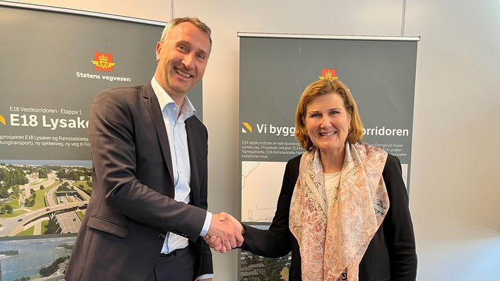 Ståle Rød og Ingrid Dahl Hovland under signeringen av kontrakten