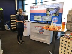 Mette Rye-Larsen fra Otovo ønsker kundene velkommen på Elkjøp Slependen med Solo og solboller.