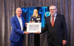 Olje- og energiminister Tina Bru sammen med vinneren av prisen "OG21 Technology Champion 2020", Knut Henriksen (th) og juryleder Roy Ruså.