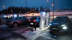 Ladenettverket må holde tritt med antallet elbiler på norske veier, mener NAF. Foto: NAF