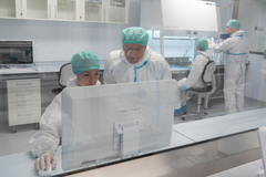 Einar K. Kristoffersen er leder for Mohn forskningssenter for regenerativ medisin. Her ser han på preliminære resultater i det nye «Ex vivo» renroms-laboratoriet ved Haukeland universitetssjukehus, sammen med produksjonsleder Petra Vogelsang. Foto: Øystein Fykse / Helse Bergen