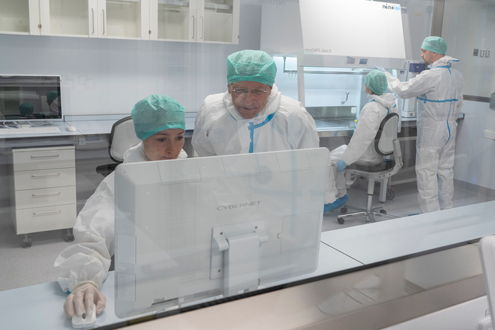 Einar K. Kristoffersen er leder for Mohn forskningssenter for regenerativ medisin. Her ser han på preliminære resultater i det nye «Ex vivo» renroms-laboratoriet ved Haukeland universitetssjukehus, sammen med produksjonsleder Petra Vogelsang. Foto: Øystein Fykse / Helse Bergen
