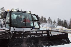 Ordfører Marianne Borgen på besøk i Holmenkollen for å lære mer om hva som skal til for at Oslo skal kunne tilby verdens beste utøvere og støtteapparat et anlegg i verdensklasse. Foto: Kultur- og idrettsbygg/ Frøydis Skattum