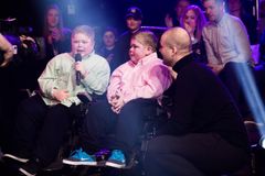 RØRT: Daniel og Simen vant «Årets meningsbærer» under Gullsnutten 2017. Her sammen med fjorårets programleder Lars Berrum. Foto: Thomas Brun