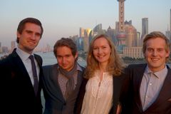 Fridthiov Andhøy fra Oslo, Robin Loftås fra Hordaland, Julie Refseth fra Trondheim, og Magnus Skimmeland fra Rogaland. Foto: Innovasjon Norge