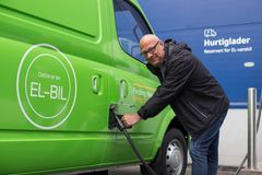 Anders Lennartsson, bærekraftsjef i IKEA Retail Norge, er svært fornøyd med at el-varebilene er på veien.