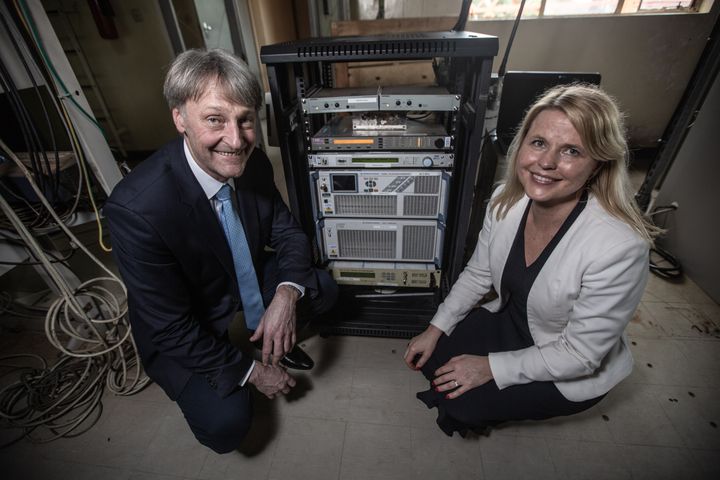 Torbjørn Ø. Teigen, administrerende direktør i Norkring og Kari Helene Partapuoli sammen med noe av utstyret som gir radiokanalen Timveni 100 prosent dekning.