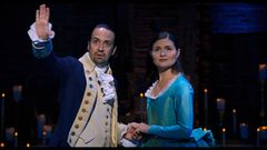 Lin-Manuel Miranda spiller Alexander Hamilton og Phillipa Soo er Eliza Hamilton i musikalsuksessen «Hamilton». Foto: ©Disney