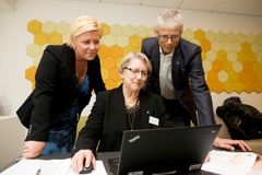 Finansminister Siv Jensen og skattedirektør Hans Christian Holte med prosjektmedarbeider Grethe Holterhuset på lanseringen av Næringsrapport skatt i mars. Foto: Thomas Brun / NTB scanpix