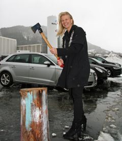 Ordfører i Fræna kommune, Tove Henøen, mått naturlig vis svinge øksa da flisfyringsanlegget ble offisielt åpnet. Foto: Øystein Syrstad
