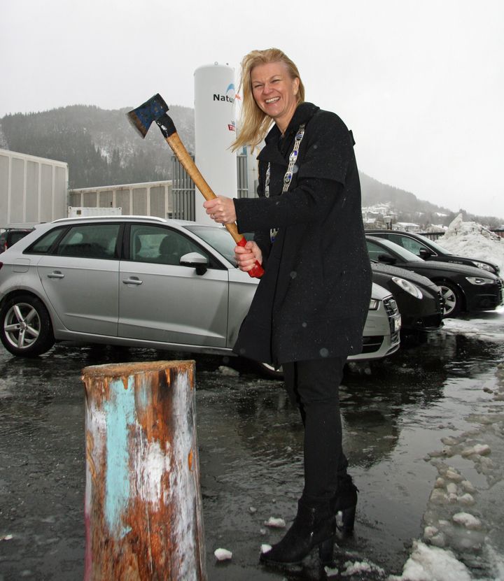 Ordfører i Fræna kommune, Tove Henøen, mått naturlig vis svinge øksa da flisfyringsanlegget ble offisielt åpnet. Foto: Øystein Syrstad
