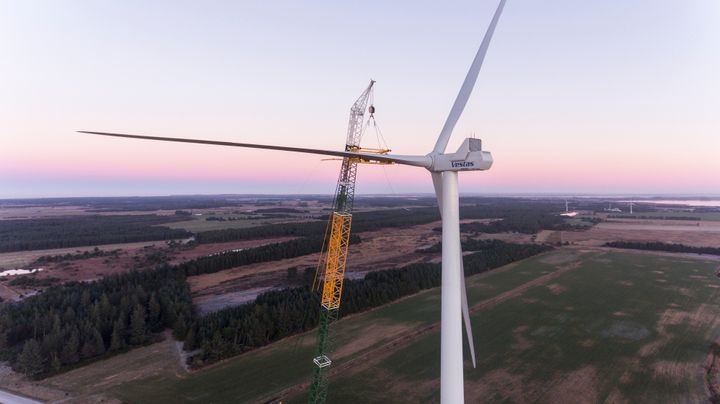 Installasjon av nytt vindkraftverk. Foto: Vestas Wind Systems