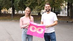 De rosa handlenettene er allerede blitt populære, og forsvinner raskt fra Coops butikker, sier Carina Hansen, sponsor-prosjektleder og Per Løberg Eriksen, bærekraftsansvarlig i Coop Norge. Foto: Ole Emil Augland/Coop.