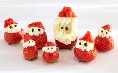 Dekorer dessertbordet med jordbærnisse-familien.