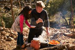 Gordon Ramsay tilbereder mat med en lokal jente i Marokko. «På eventyr med Gordon Ramsay» har premiere lørdag 10. august kl. 20.00 på National Geographic. (Foto: National Geographic)