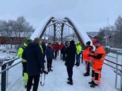 Elever fra Ringebu ungdomsskole var de første til å krysse den nye gang- og sykkelbrua. (Foto: Eli Ramstad, Statens vegvesen)