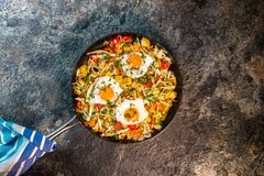 Billig og næringsrik middag? Bruk opp grønnsaksrester og kålrester i en pytt i panne med egg.