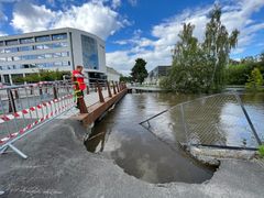 En sterkt preget vegdirektør Ingrid Dahl Hovland ser på skadene ekstremværet Hans har forårsaket på Gjøvik. Foto: Erik Larsstuen, Statens vegvesen