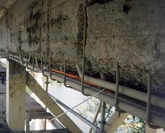 Drager på undersiden av en bro er klargjort for montering av forskaling for utstøping med ny mørtel. Den eksisterende konstruksjonen er meislet, dårlig betong er fjernet, og armeringen er rengjort og påført korrosjonsbeskyttelse. Foto: Stærk & Co AS