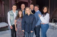 Årets Jaktenbønder 2018. Bak fra venstre: Simen Gjølberg, Bjørn Hammer, Kristoffer Heldal, Ola Einar Hovland, Janne Øiestad. Foran : Gudrun Austli og programleder Katarina Flatland.