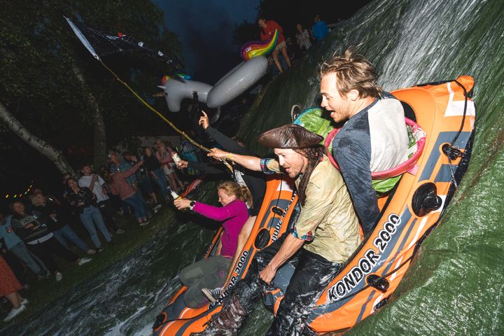 Strynefestivalen 2018 hadde både pirater og oppblåsbare enhjørninger blant mannskapet. Foto: Kyle Meyr