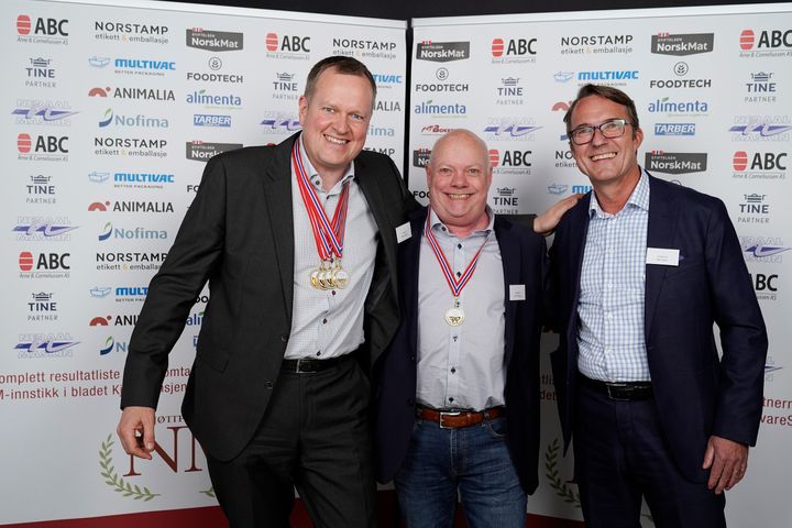 Medaljefangst for Grilstad AS under NM i kjøttprodukter. Fra venstre Ragnar Johansen, marketing og innovasjonsdirektør, Svein Andreassen, merkesjef Tind og Ståle Gausen, direktør for innkjøp og næringspolitikk. Foto: John T. Pedersen