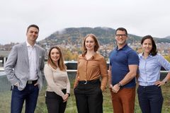 Hemispherean. Fra venstre: Zeno Albisser, CEO, Sandra Cantilena, Senior Scientist, Thea Audsen, Scientist, Adam Robertson, CSO, Terezia Prikrylova, COO. Foto: Hemispherean.