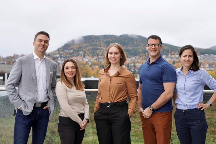 Hemispherean. Fra venstre: Zeno Albisser, CEO, Sandra Cantilena, Senior Scientist, Thea Audsen, Scientist, Adam Robertson, CSO, Terezia Prikrylova, COO. Foto: Hemispherean.