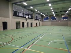 Hoved-salen er en fullskala håndballbane, som igjen kan deles i tre separate saler.
Utover håndball er den blant annet merket og tilrettelagt for basket (stor og liten bane), innebandy, volleyball og badminton.
Foto: Skanska Norge.