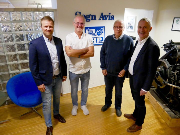 Svein Atle Huus, regiondirektør i Amedia. Ingvald Husabø, eigar, Per Jarle Lunde, eigar og Are Stokstad, regiondirektør i Amedia