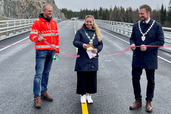 Ordfører i Grong Borgny Kjølstad Grande klippet snoren, og Fjerdingelvbrua er offisielt åpnet.