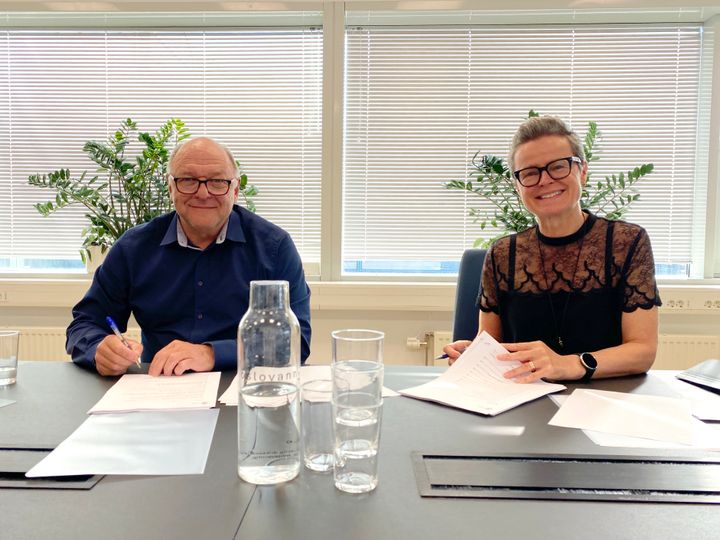 Steinar Myhre, konserndirektør anlegg i Skanska, og Anna Maria Aursund, direktør for Vann- og avløpsetaten i Oslo kommune, signerte kontrakten for bygging av tunnelen.