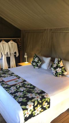 På Ikurangi Eco-resort bor du i store telt med privat utendørsbad.