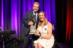 Juryleder Børre Rognlien tildelte Birgit Skarstein Egebergs Ærespris. Foto Geir Owe Fredheim