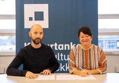 Kontrakt signeres ved Morten Hjelle avdelingsleder Netpower web og Lin Marie Holvik, direktør i Kulturtanken