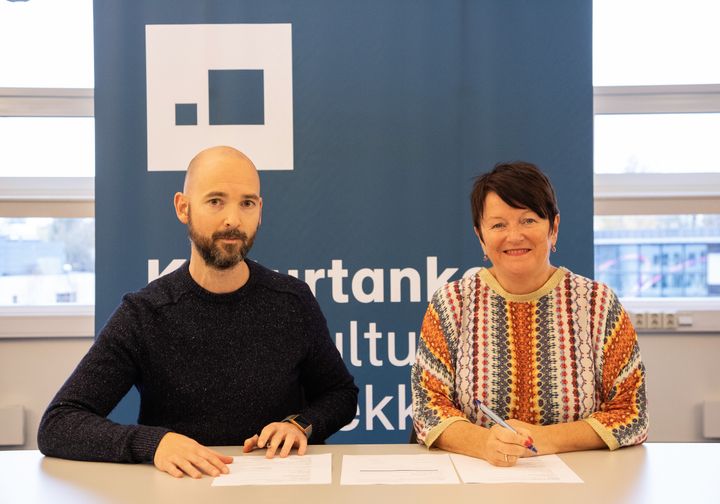 Kontrakt signeres ved Morten Hjelle avdelingsleder Netpower web og Lin Marie Holvik, direktør i Kulturtanken