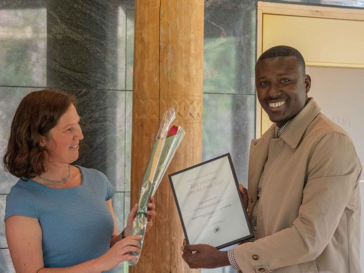En beæret prisvinner Ibrahim Larry Mohammed mottar diplom fra Lilli Mittner, forsker ved Senter for kvinne- og kjønnsforskning.
FOTO: CHRISTIAN HALVORSEN / UIT