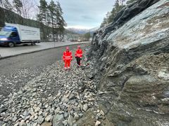 I denne svingen er det sprengt vekk delar av ei skjering for å kunne rette ut vegen noko.Foto: Lars Olve Hesjedal