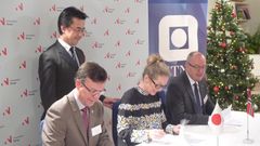 Rektorene Dag Rune Olsen (UiB) og Gunnar Bowim (NTNU) på hver sin side av Anita Krohn Traaseth (Innovasjon Norge). Bak står Ken Kasahara fra den japanske ambassaden. (Foto: Innovasjon Norge)